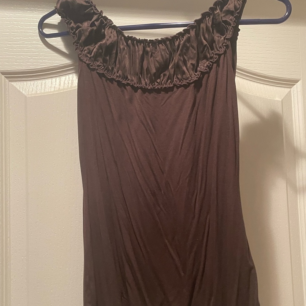 Sleeveless ruffled tank top